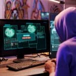 voorkom online fraude - hacker aan computerscherm