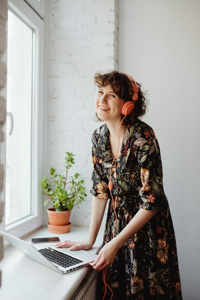 Blije jonge vrouw met laptop