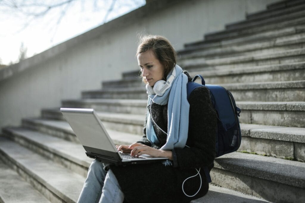 Studente met laptop en hoofdtelefoon